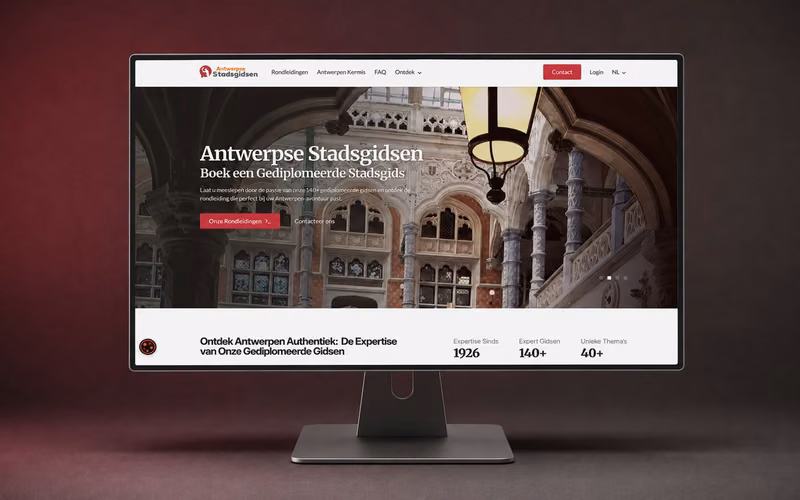 De website van de Antwerpse Stadsgidsen, getoond op een monitor.