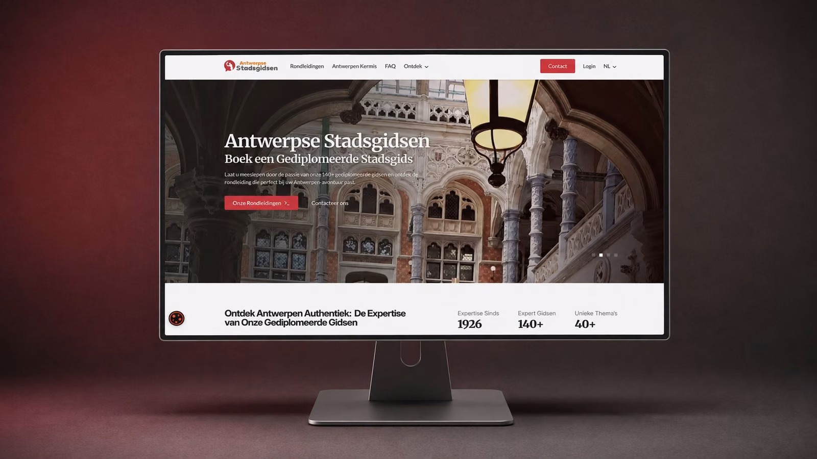 De website van de Antwerpse Stadsgidsen, getoond op een monitor.
