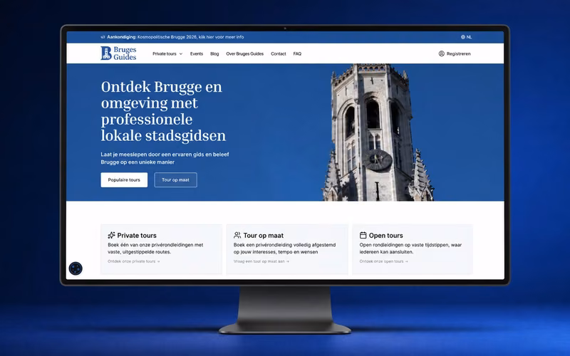 De website van Bruges Guides, getoond op een monitor.