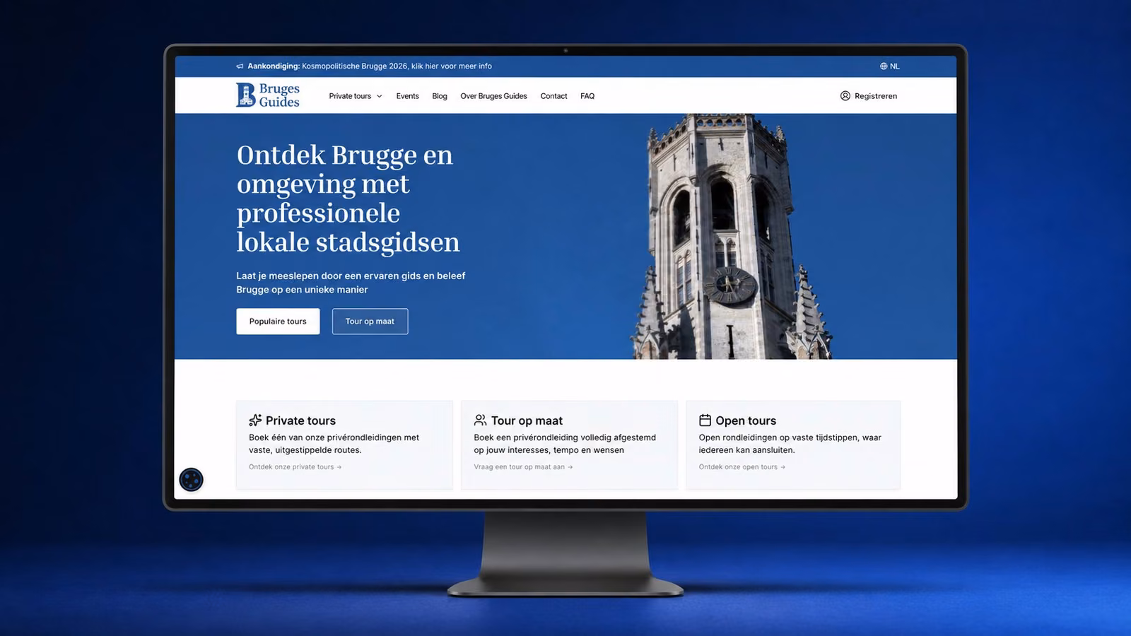 De website van Bruges Guides, getoond op een monitor.