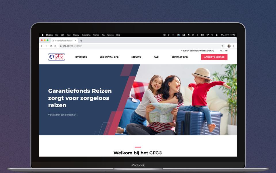 De homepage van Garantiefonds Reizen op een MacBook, met een gezin dat samen een reis plant.