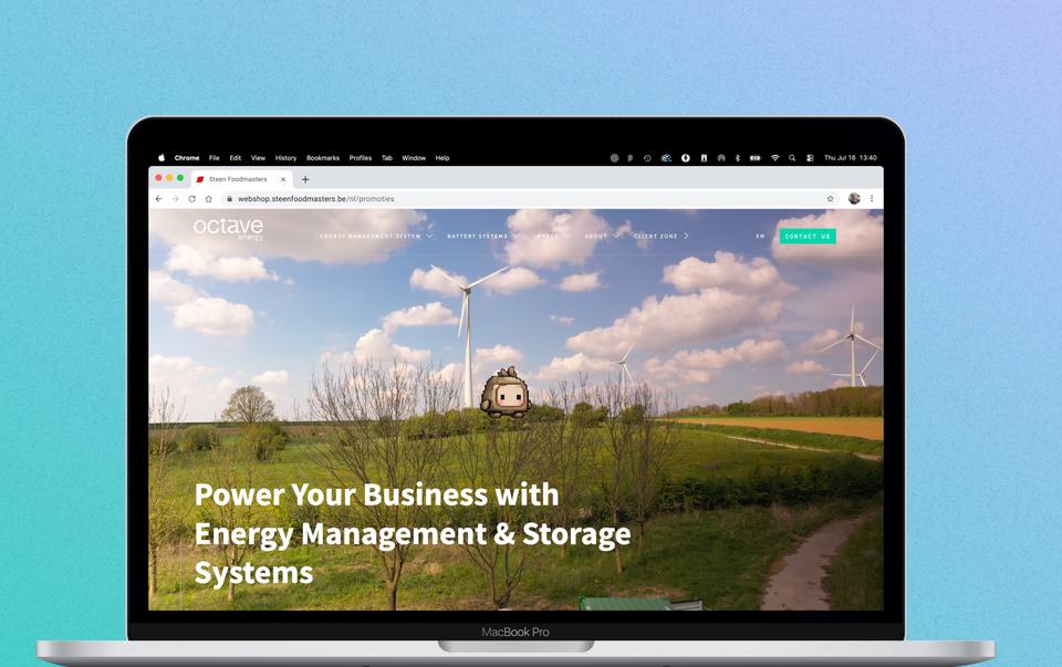 De homepage van Octave Energy op een MacBook, met windmolens in een groen landschap.