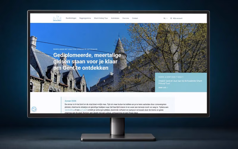 De website van de Gentse Gidsen, getoond op een monitor.