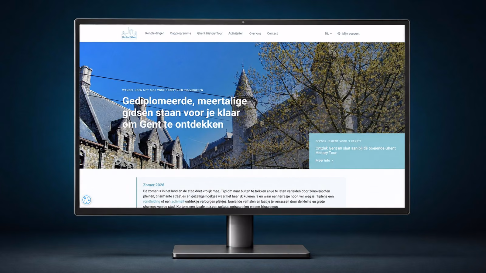 De website van de Gentse Gidsen, getoond op een monitor.