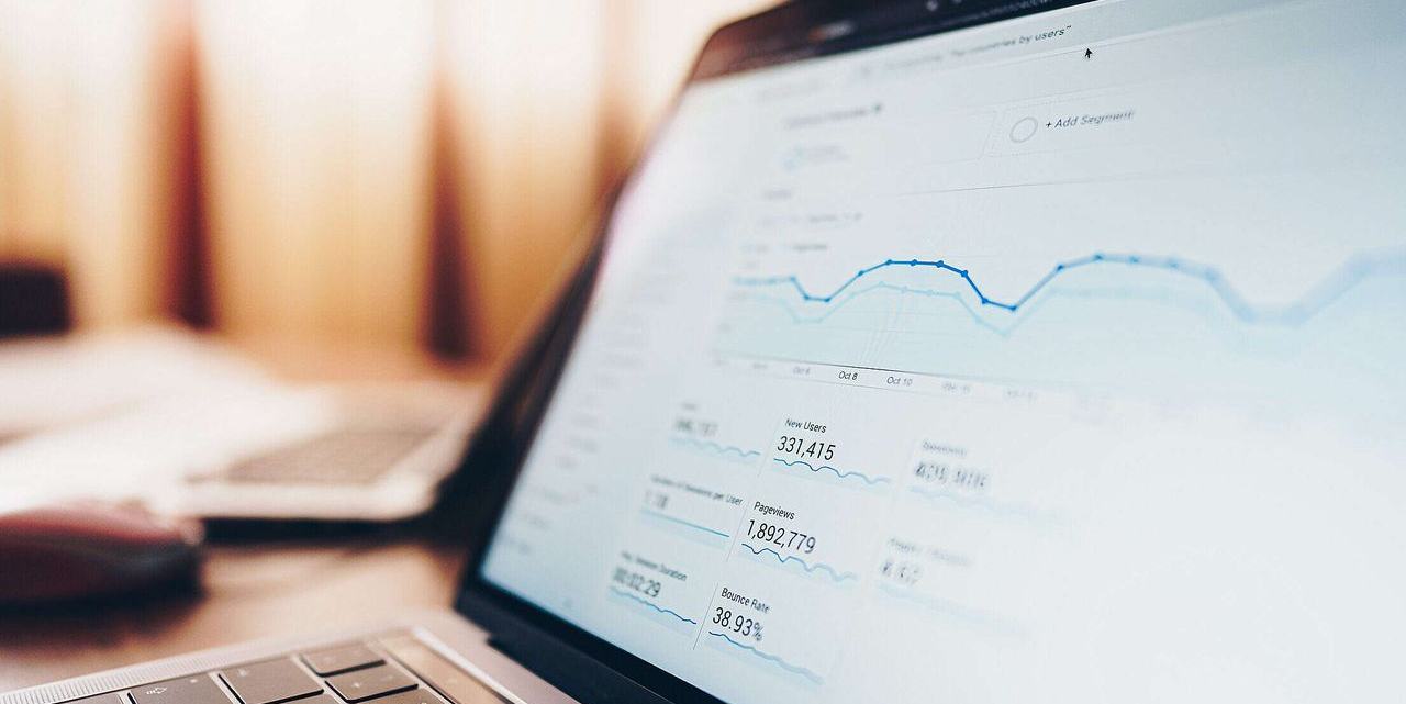 Een laptop met een dashboard voor websiteverkeer.