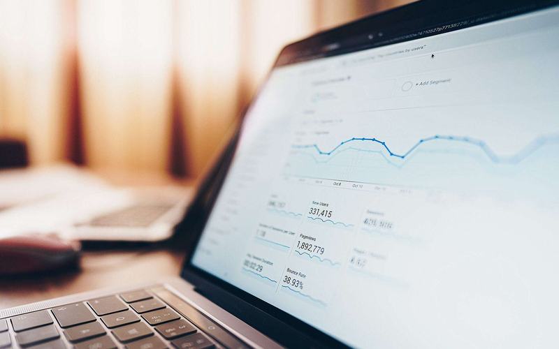 Een laptop met een dashboard voor websiteverkeer.