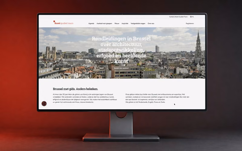 De website van Korei Guided Tours, getoond op een monitor.