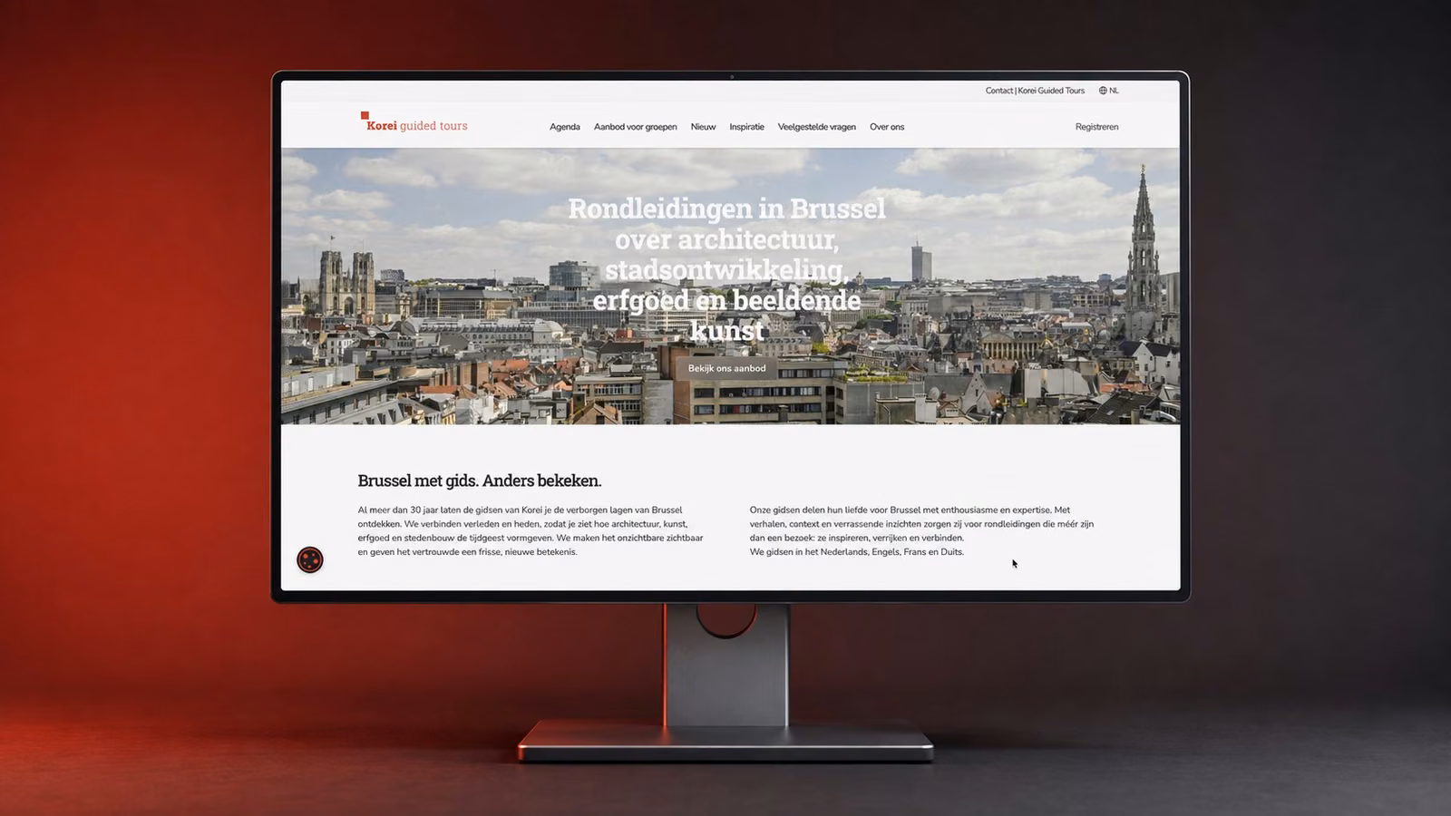 De website van Korei Guided Tours, getoond op een monitor.