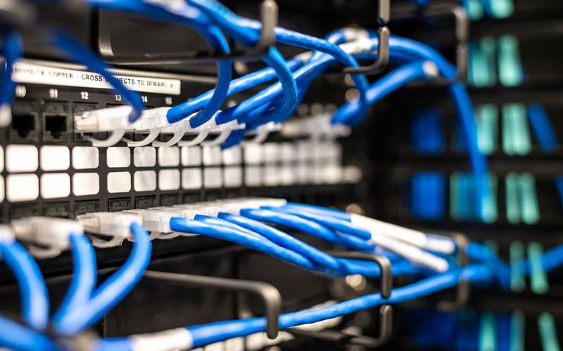 Blauwe netwerkkabels in een serverrek.