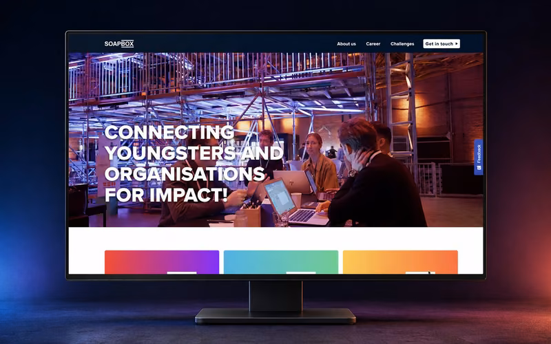De website van Soapbox, getoond op een monitor.